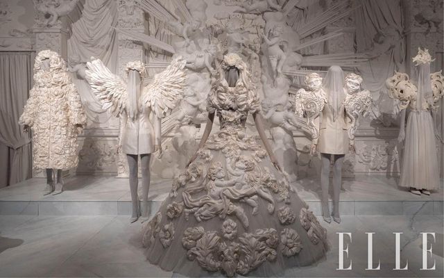 패브릭을 입체적으로 가공해 고대 그리스 조각상처럼 보이도록 만들었다. 