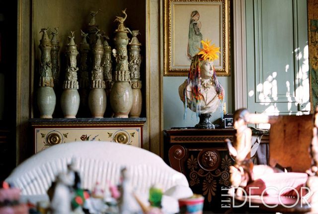  미셸이 살던 아파트에 마니시가 이사 오면서 묘하게 취향이 섞인 두 사람의 집. 골동품 세라믹 베이스 세트와 18세기 조각상 위에 마니시가 컬러플한 목걸이를 씌워 생동감을 더했다. 