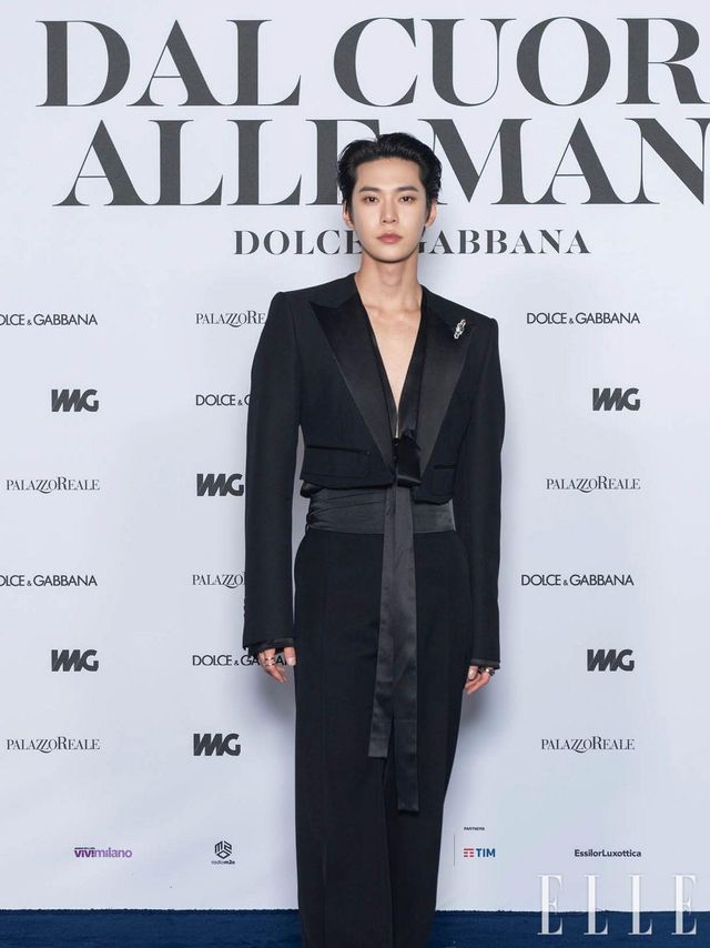 전시 오프닝 행사에 참석한 NCT 도영. 