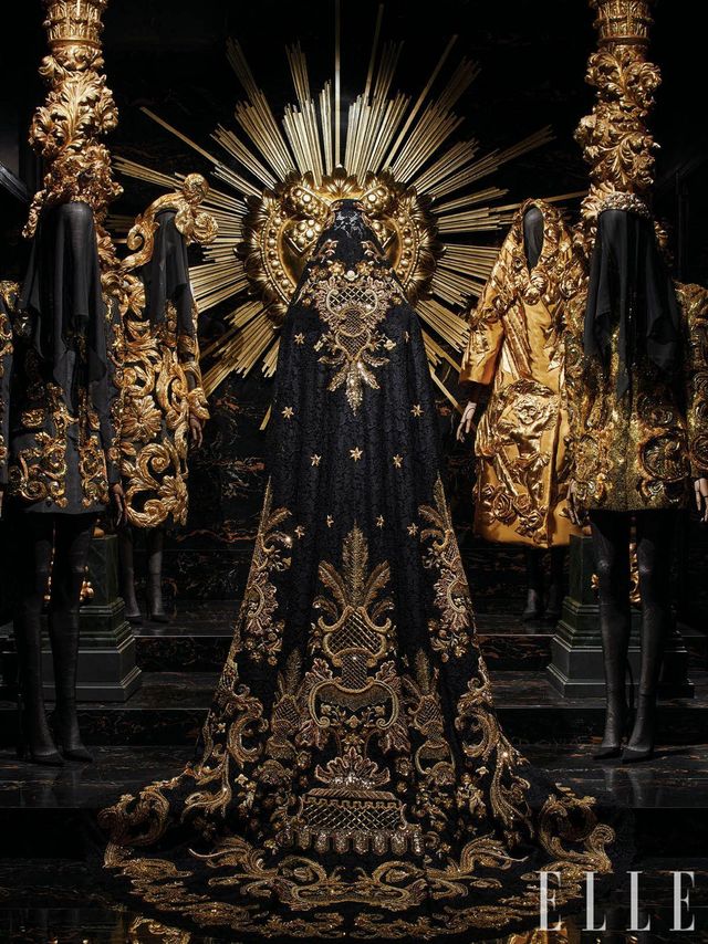 시칠리아 블랙과 황금의 풍족함을 담은 공간. 