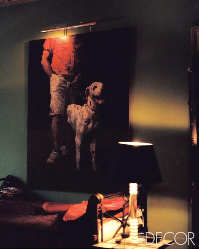 게스트 룸 한쪽에 있는 18세기 앤티크 침대. 