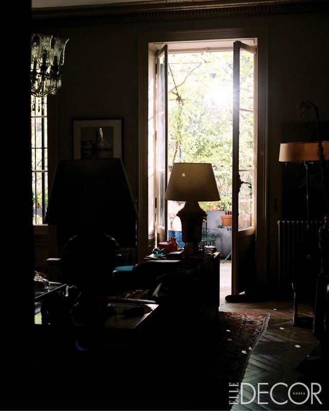 패션 디자이너 마니시 아로라와 그의 파트너가 살고 있는 파리 동역 근처의 아파트. 아티스트들이 사랑하는 공간으로 북향의 은은한 빛이 들어오는 넓은 테라스와 연결된 거실 전경.