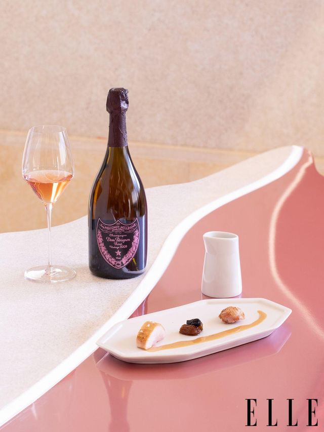디너를 안내하는 노트의 상단에는 'Menu Orchestrated by chef Jungsik & Chef Sung inspired by Dom Pérignon Rosé 2009'라고 쓰여있었다. 닭 날개와 가슴살을 이용했던 메인 요리. 