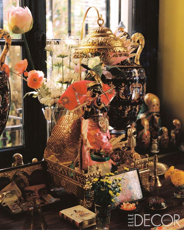 부엌 한쪽의 공간에는 마니시가 가지고 있는 인도풍 오브제들이 진열돼 있다.