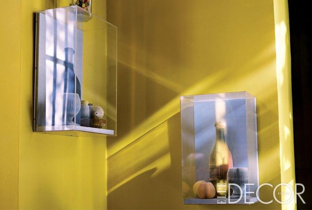 주방은 강렬한 옐로를 선택했다. 그리스 아티스트 파블로스(Pavlos)가 나무와 플렉시글라스, 컬러 페이퍼로 만든 입체적인 스틸라이프 작업. 