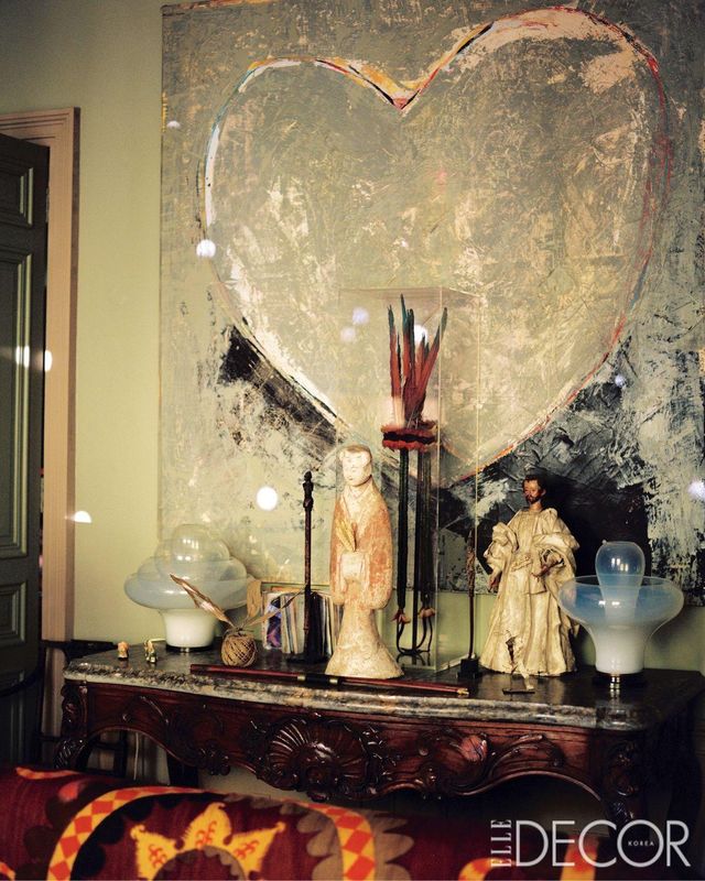 미셸이 수집한 프랑스, 아시아, 중동의 골동품들이 한데 모여 독특한 스타일을 만들어낸다.