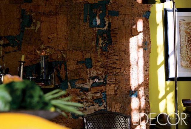  거친 텍스처가 돋보이는 패브릭 작업은 앤티크 제품이다.