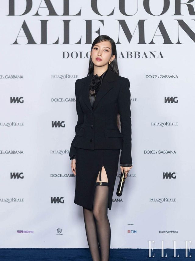 관능적인 슬릿 스커트를 입고 전시에 참석한 문가영. 