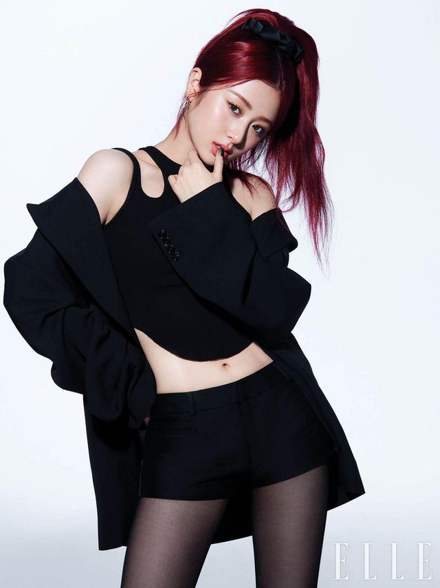 피부를 타고 흐르는 고급스러운 새틴광은 맥이 새롭게 리뉴얼해 출시한 NEW 스튜디오 픽스 새틴광 쿠션으로 완성한 것. 초경량 포뮬러가 얇고 균일하게 밀착되어 모공과 주름 등 피부 결점을 쉽고 빠르게 커버한다. SPF 50/PA⁺⁺⁺⁺의 강력한 자외선 차단 효과를 지녀 파우치에 넣고 다니며 수시로 사용하기에도 안성맞춤. 한 손에 쏙 들어오는 블랙 슬림 패키지가 파우치에 시크한 애티튜드를 더해줄 것. 사용 제품은 M·A·C. 재킷은 Acne Studios. 톱은 Meenderi. 팬츠는 Ean Jo. 이어링은 Portrait Report. 헤어 스크런치는 Lucir Zu.