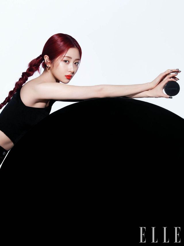 멀리서 봐도 고급스러운 새틴광이 느껴지는 그녀의 피부는 NEW 스튜디오 픽스 새틴광 쿠션을 내장된 더블 픽스 퍼프를 이용해 바른 것이다. 맥 아티스트가 고안한 더블 픽스 퍼프는 스펀지에 스며 있는 파운데이션 포뮬러를 피부에 얇게 밀착시켜 내 피부인 듯 정교하고 매끄러운 피부를 완성해 주는 일등공신이다. 사용 제품은 M·A·C. 톱과 팬츠는 모두 Whole Paper. 이어 커프는 Portrait Report. 이어링은 Numbering. 