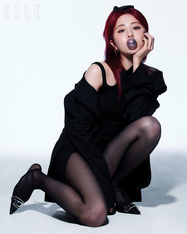 자유분방하게 풍선껌을 불며 ‘핫 걸’의 매력을 가감 없이 드러낸 윤진. 피부에는 화사한 로지 베이지 톤의 NEW 스튜디오 픽스 새틴광 쿠션, NW11 컬러를 바르고 맥시멀 매트 립스틱, 플라밍고를 블러셔처럼 양 볼에 터치해 사랑스러운 코럴 핑크빛 혈색을 드리웠다. 사용 제품은 모두 M·A·C. 재킷은 Acne Studios. 톱은 Meenderi. 팬츠는 Ean Jo. 슈즈는 Diesel. 이어링은 Portrait Report. 헤어 스크런치는 Lucir Zu.