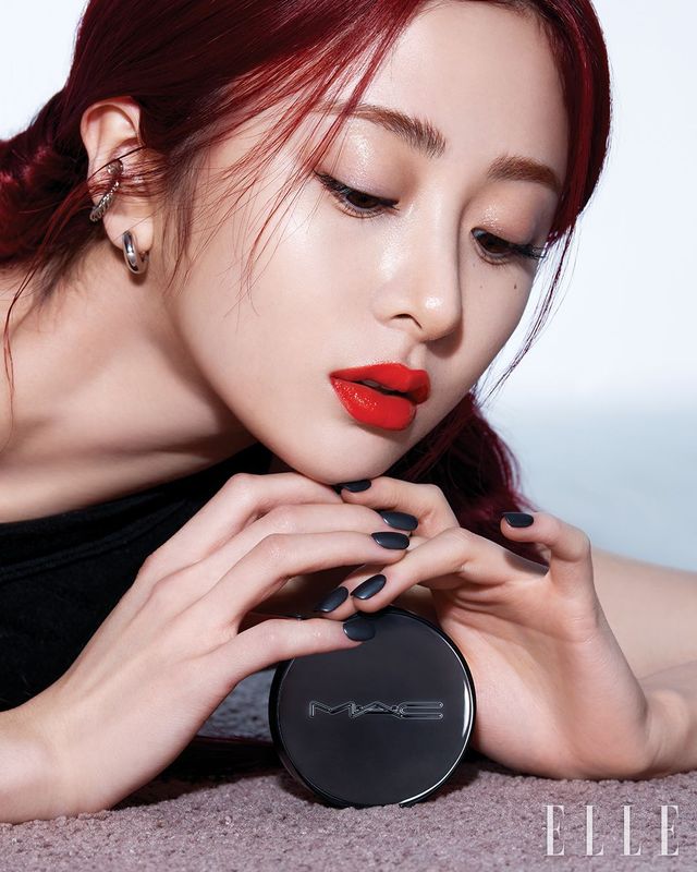 얼굴 윤곽을 따라 반짝이며 빛나는 윤진의 새틴광 스킨에 레드 립과 글로시한 아이 메이크업을 자연스럽게 매칭했다. 끈적임이나 번들거림 없이 피부 속 보습을 꽉 채워주는 하이퍼 리얼™ 세러마이저 스킨 밸런싱 하이드레이션 세럼으로 피부 결을 고르게 정돈하고 NEW 스튜디오 픽스 새틴광 쿠션을 얼굴 전체에 얇게 펴 발랐다. 스쿼트 글로스 밤, 클리어를 눈꺼풀에 넓게 발라 글로시함을 더하고 선명한 레드 코럴 톤의 맥시멀 매트 립스틱, 레이디 데인저를 입술에 똑 떨어지게 터치해 마무리. 사용 제품은 모두 M·A·C. 톱은 Whole Paper. 이어 커프는 Portrait Report. 이어링은 Numbering. 