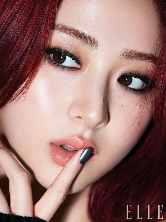 NEW 스튜디오 픽스 새틴광 쿠션으로 새틴 매트 피부를 표현하고, 양 볼과 입술에 맥시멀 매트 립스틱, 허니 러브를 부드럽게 펴 발라 자연스러운 톤 온 톤 메이크업을 완성했다. 블랙 펜슬 라이너 아이 콜, 스몰더로 눈 위와 아래 점막을 채우고 맥스택 워터프루프 마스카라, 블랙 스택을 위아래 속눈썹에 청키하게 발라 시크한 뉘앙스를 더했다. 사용 제품은 모두 M·A·C.