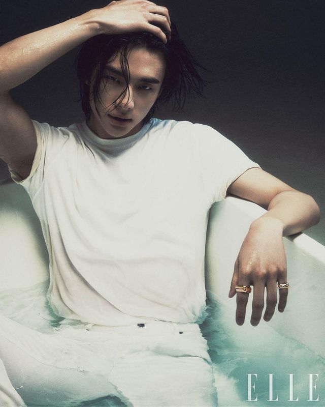 검지에 착용한 라지 ‘트리니티’ 링과 소지에 착용한 ‘트리니티’ 링은 모두 Cartier. 화이트 티셔츠와 팬츠는 모두 스타일리스트 소장품. 