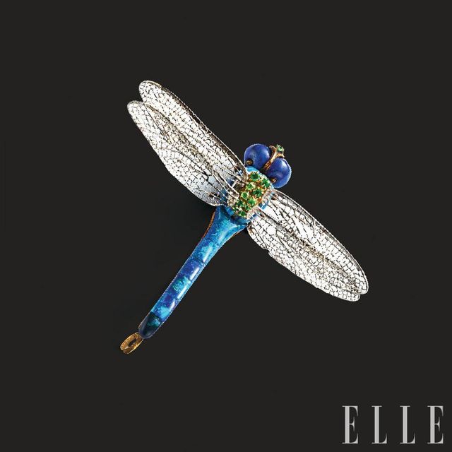 루이스 컴포트 티파니의 디렉션에 따라 줄리아 먼슨이 디자인한 잠자리 브로치. 