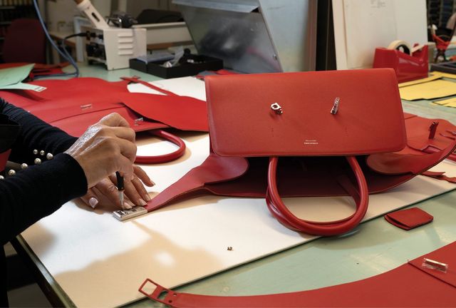 간치니 로고를 사선으로 장착해 완성한 허그 백. 