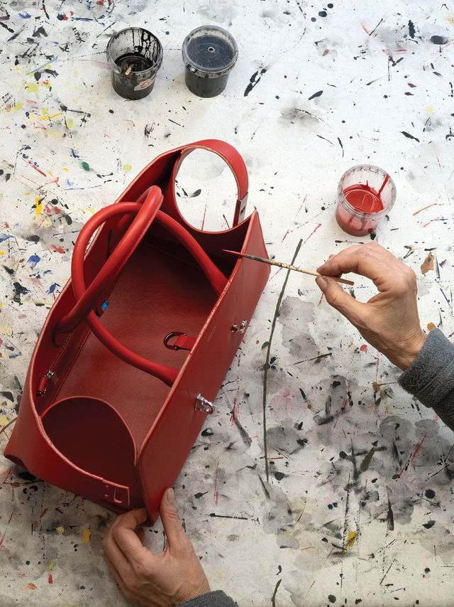 가방 끝부분에 컬러 유약을 발라 마감한다.