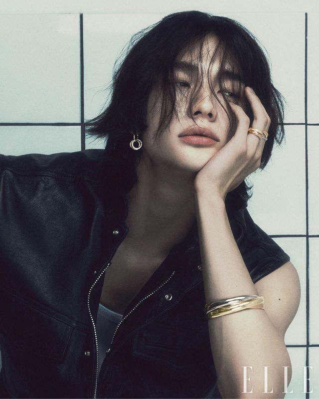 다이아몬드를 세팅한 ‘트리니티’ 이어링, 왼손 중지와 약지에 착용한 ‘트리니티’ 링, 화이트골드 · 핑크골드 · 옐로골드 소재의 엑스트라 라지 ‘트리니티’ 브레이슬릿은 모두 Cartier. 가죽 베스트는 Versace.ㅍ