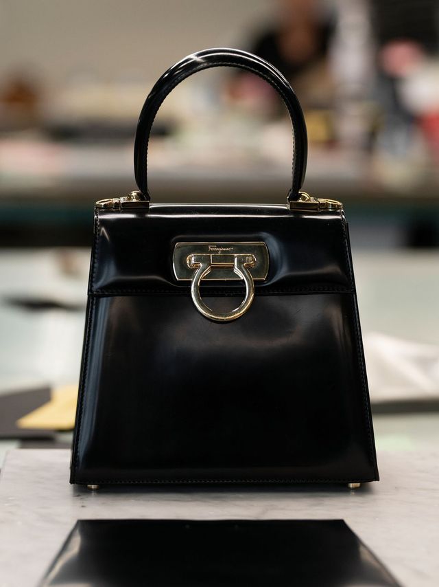 간치니 잠금장치가 돋보이는 아이코닉 톱 핸들 백