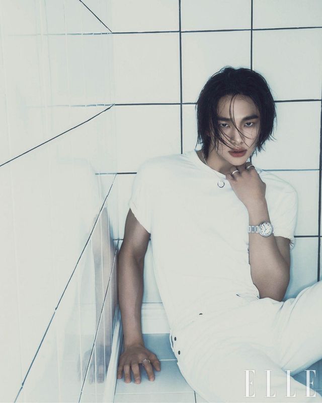 브릴리언트 컷 다이아몬드를 세팅한 화이트골드와 블랙 세라믹 소재의 ‘트리니티’ 네크리스, 오토매틱 와인딩 메커니컬 무브먼트를 탑재한 42mm ‘발롱 블루 드 까르띠에’ 워치, 오른손에 착용한 브릴리언트 컷 다이아몬드 세팅의 화이트골드 ‘LOVE’ 웨딩 밴드 링, 왼손에 착용한 브릴리언트 컷 다이아몬드 세팅의 ‘트리니티’ 링, 화이트골드와 블랙 세라믹 소재의 ‘트리니티’ 링은 모두 Cartier. 화이트 티셔츠와 팬츠는 모두 스타일리스트 소장품. 