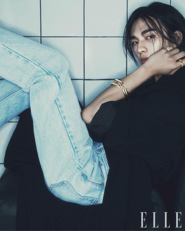 검지에 착용한 화이트골드 · 핑크골드 · 옐로골드 소재의 라지 ‘트리니티’ 링과 소지에 착용한 화이트골드 · 핑크골드 · 옐로골드 소재의 ‘트리니티’ 링, 화이트골드 · 핑크골드 · 옐로골드 소재의 ‘트리니티’ 브레이슬릿은 모두 Cartier. 블랙 트렌치코트는 Ami. 데님 팬츠는 스타일리스트 소장품. 