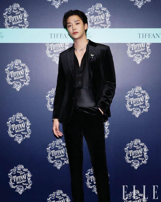 에메랄드 브로치로 멋을 낸 배우 로운. 