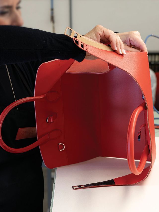 가방을 위해 재단한 가죽을 프로토타입과 맞춰보는 과정.