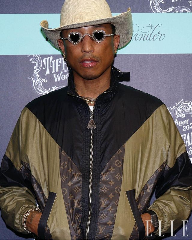카우보이 모자와 다이아몬드 하트 선글라스를 착용한 퍼렐 윌리엄스. 