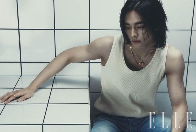 화이트골드 · 핑크골드 · 옐로골드 소재 ‘트리니티’ 네크리스와 레이어드한 옐로골드 체인의 ‘산토스 드 까르띠에’ 네크리스, 오른손에 착용한 화이트골드 · 핑크골드 · 옐로골드 소재의 ‘트리니티’ 링은 모두 Cartier. 슬리브리스 톱과 데님 팬츠는 모두 스타일리스트 소장품. 