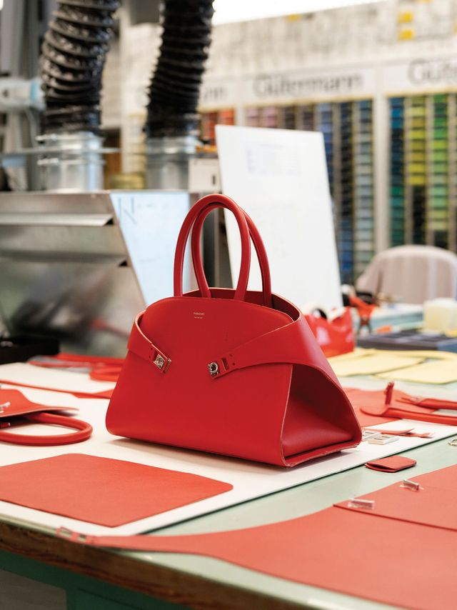 피렌체 모델리아에서 숙련된 장인이 완성한 허그 백