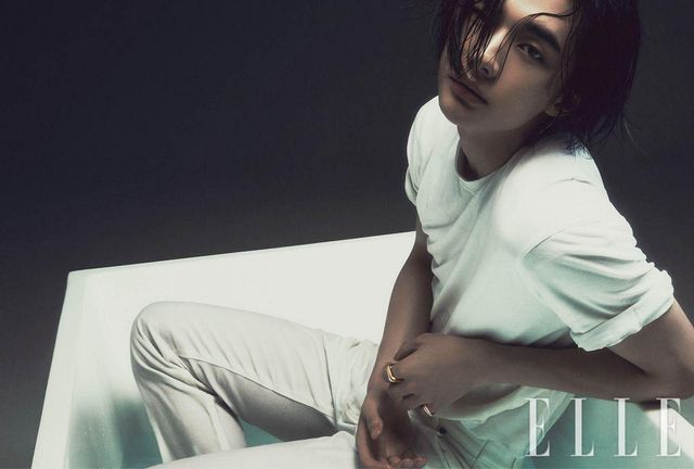 검지에 착용한 화이트골드 · 핑크골드 · 옐로골드 소재 라지 ‘트리니티’ 링과 소지에 착용한 ‘트리니티’ 링은 모두 Cartier. 화이트 티셔츠와 팬츠는 모두 스타일리스트 소장품.