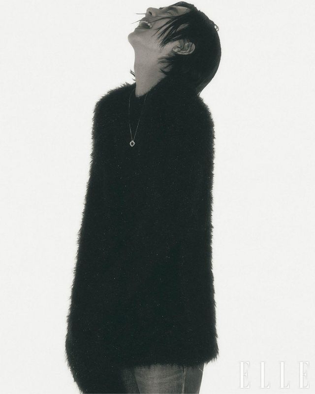  화이트골드 · 핑크골드 · 옐로골드 소재의 ‘트리니티’ 네크리스는 Cartier. 블랙 글리터 니트는 EENK. 