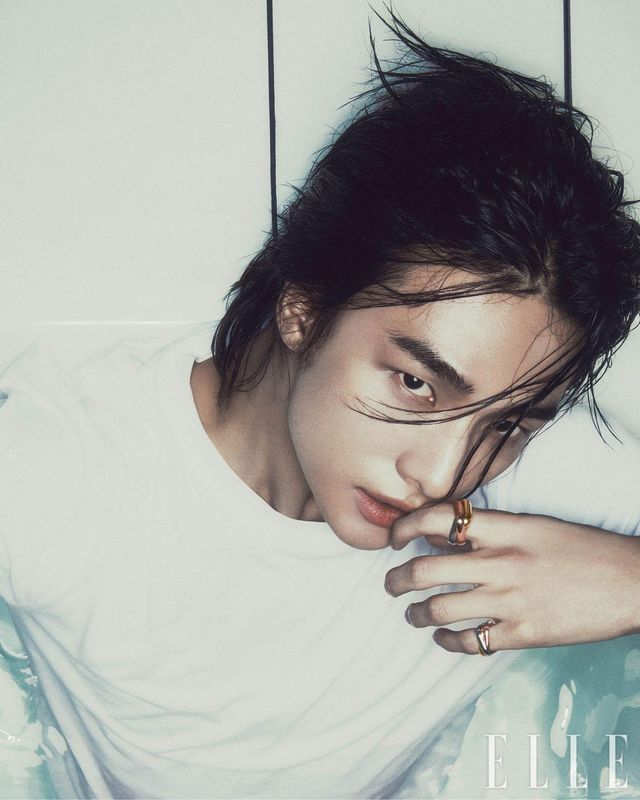 검지에 착용한 라지 ‘트리니티’ 링과 소지에 착용한 ‘트리니티’ 링은 모두 Cartier. 화이트 티셔츠는 스타일리스트 소장품. 