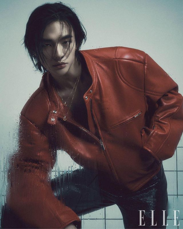 화이트골드 · 핑크골드 · 옐로골드 소재의 ‘트리니티’ 네크리스는 모두 Cartier. 레더 재킷은 System Homme. 블랙 팬츠는 스타일리스트 소장품. 