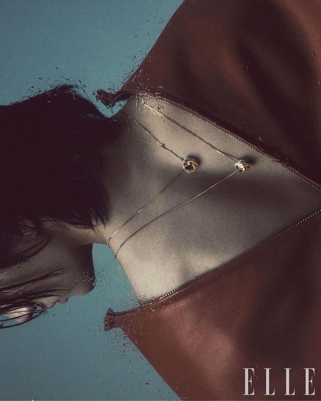 화이트골드 · 핑크골드 · 옐로골드 소재의 ‘트리니티’ 네크리스는 모두 Cartier. 레더 재킷은 System Homme.