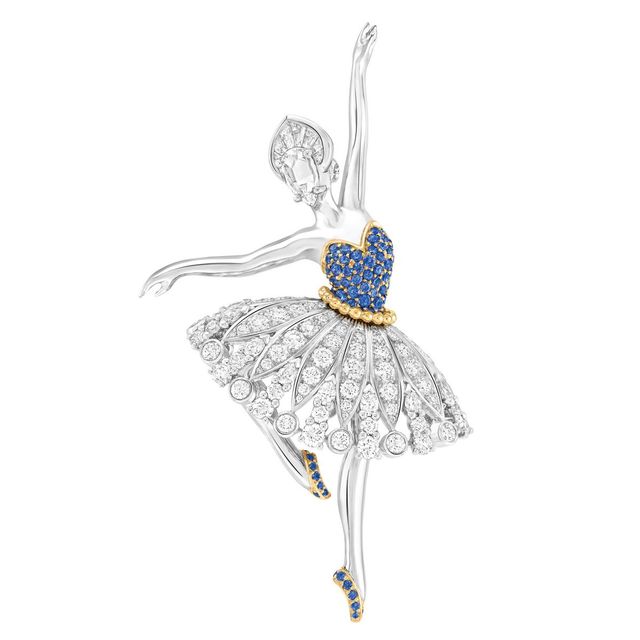 화이트골드와 옐로골드에 사파이어와 다이아몬드로 우아한 발레리나의 순간을 표현한 레오노르 발레리나 클립. 