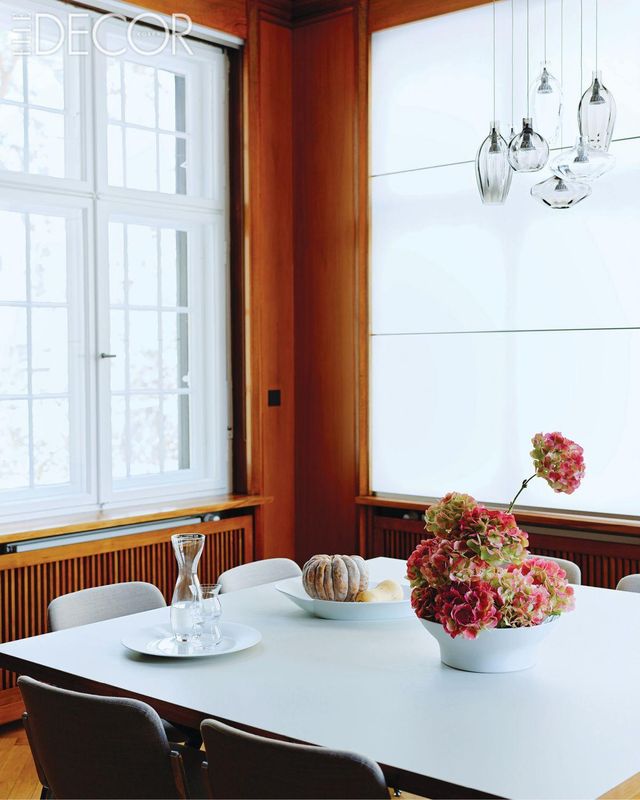 일 년 내내 햇살이 들어오는 넓은 창에 와시(일본 종이)로 제작한 블라인드를 달아 아늑한 분위기를 만들었다. 글라스 램프는 헤링 베를린의 ‘글로리아(Gloria)’.