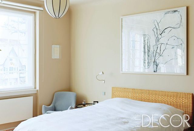 어머니에게 물려받은 1960년대 월터 놀(Walter Knoll)의 라운지체어가 놓인 스테파니의 침실.