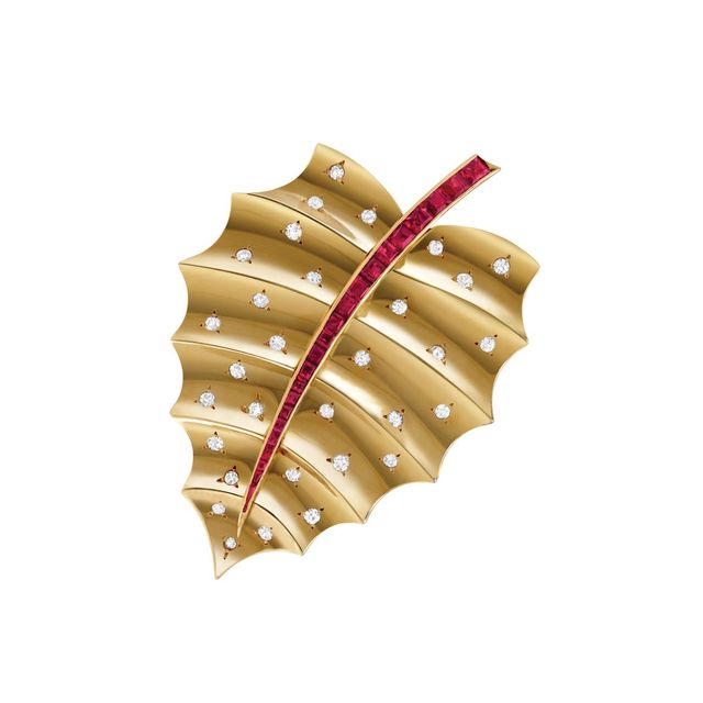 옐로골드에 다이아몬드와 루비를 세팅한 1943년 헤리티지 컬렉션 리프 클립.