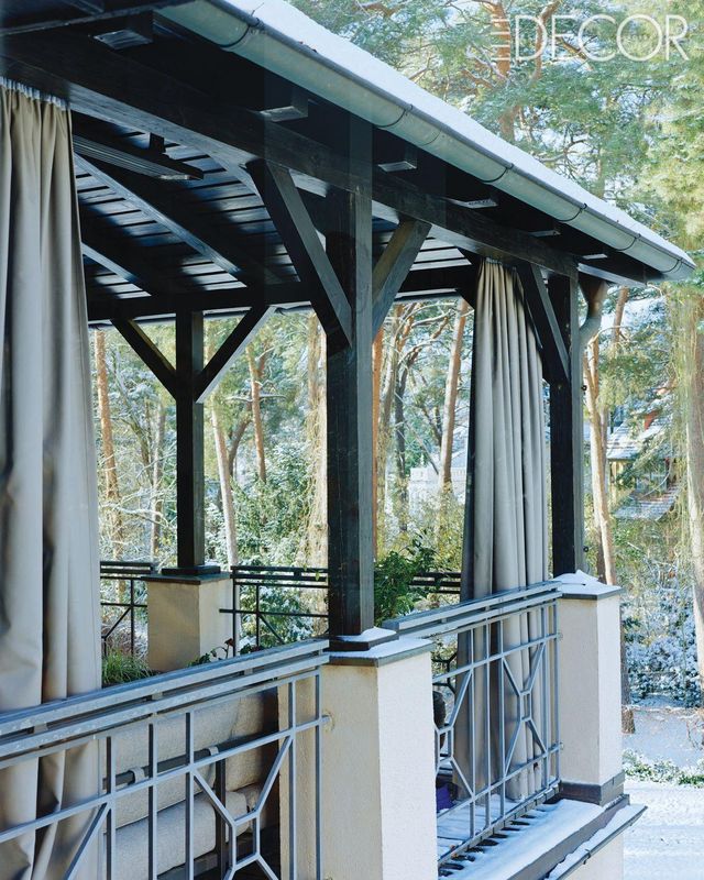 빌라가 품은 거대한 정원을 바라볼 수 있는 2층 테라스. 20세기 독일 건축의 일부인 목구조가 운치 있게 드러난다. 