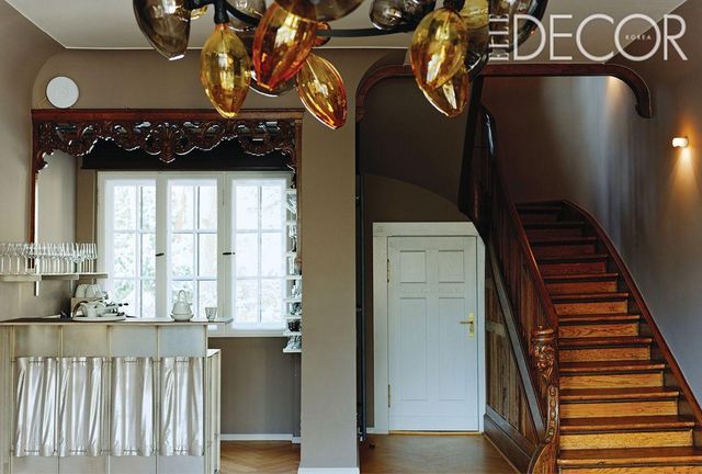 1905년 건축가 오토 크노프(Otto Knopf)가 지은 베를린 젤렌도르프의 빌라. 헤링 베를린의 프라이빗 쇼룸으로 쓰고 있는 1층 거실공간으로, 드라마틱한 목재 계단과 바 공간의 천장 장식의 원형을 살렸다.