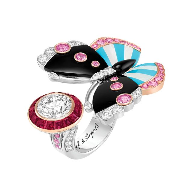 손끝에 내려앉은 나비의 모습을 형상화한 필레노르 버터플라이 비트윈 더 핑거 링.