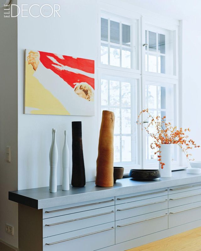 벽에 걸린 회화는 노버트 비스키(Norbert Bisky)의 작품. 선반 위에는 아티스트 에른스트 감페를의 목조각과 물레로 만들어진 스테파니 헤링의 세라믹 오브제.