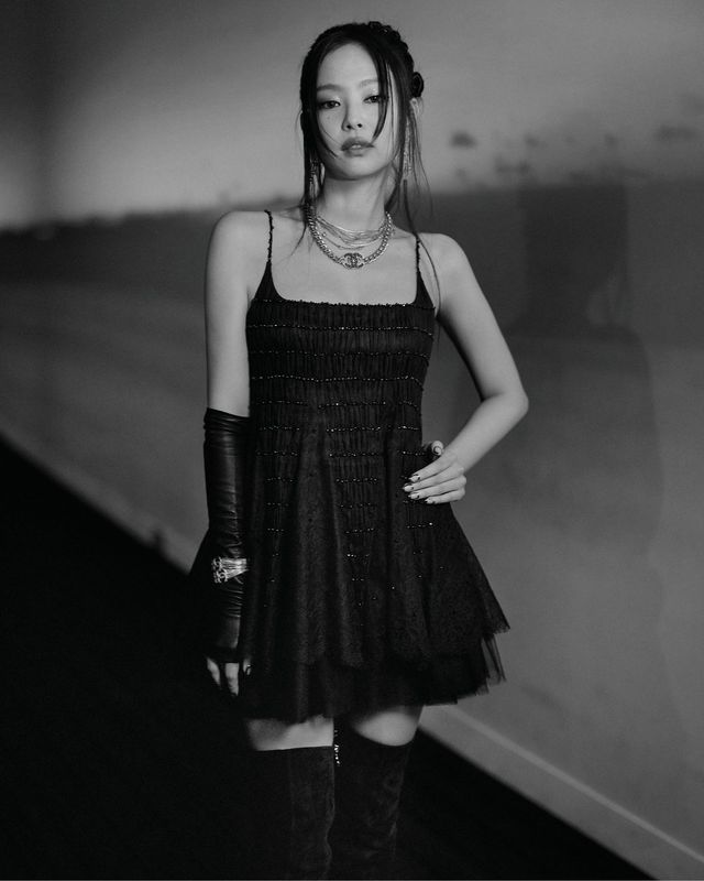 제니는 미니드레스에 펑키한 메이크업으로 시선을 사로잡았다. 