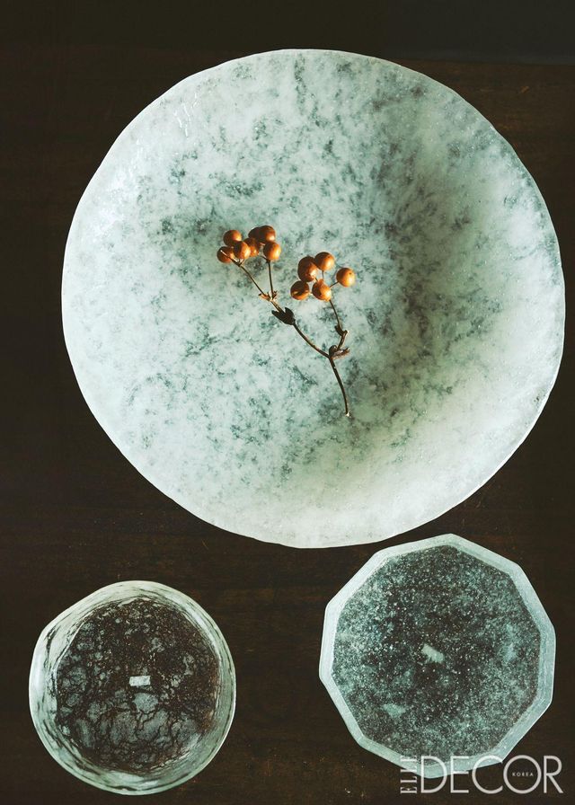 유리로 표현한 독특한 질감과 색감이 아름다운 카즈키 모리야의 작품. 꽃이나 다과를 올려두면 멋이 극대화된다. 