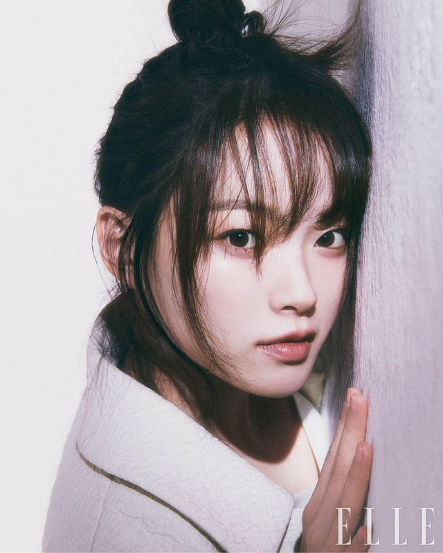 천우희가 입은 재킷은 Gucci. 