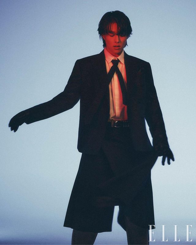 재킷과 팬츠는 모두 Versace. 셔츠와 타이는 모두 Valentino. 이너 레이어드 팬츠는 Levi's. 장갑은 Dolce & Gabbana. 