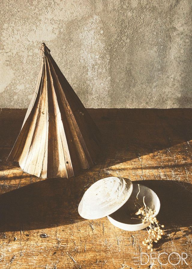 원뿔 모양의 오브제는 조선시대의 모자. 장마철에 우산 대신 쓰고 다닌 물건.