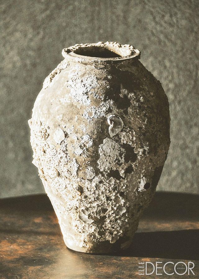 바닷속에서 건져올린 토기.