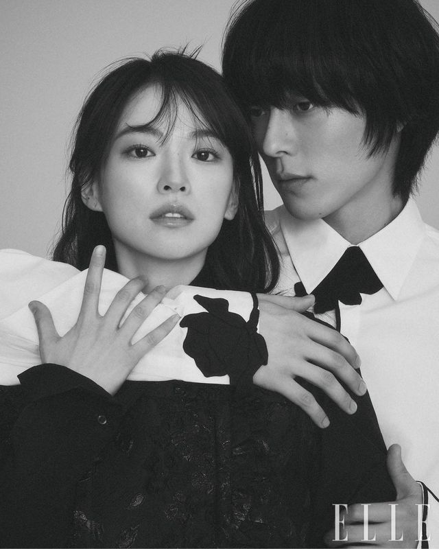 천우희가 입은 러플 톱과 셔츠는 Miu Miu. 장기용이 입은 셔츠는 Valentino. 